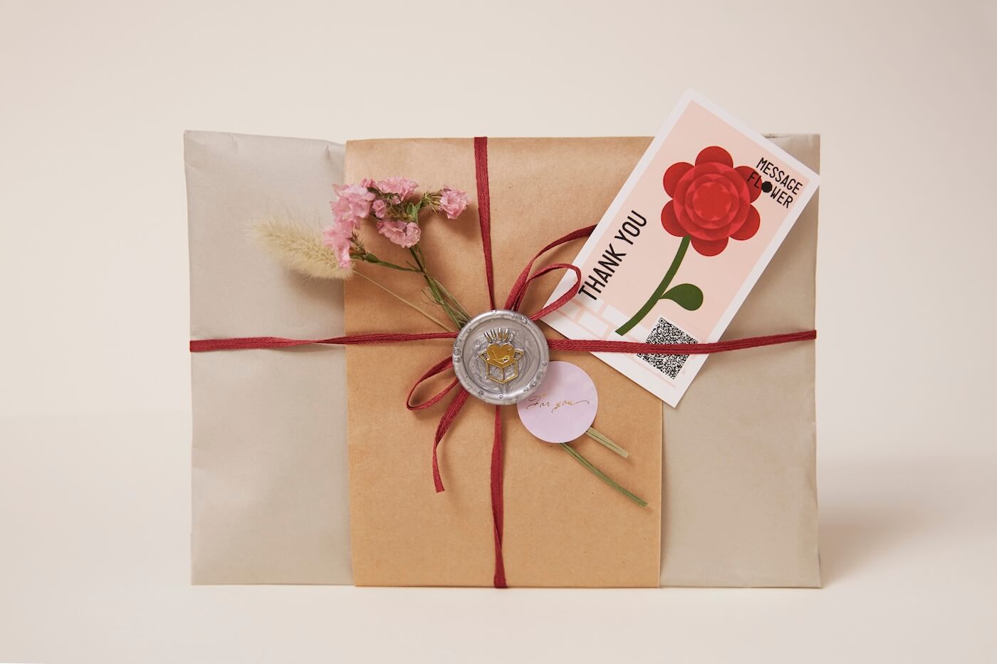 写真：メッセージカードが添えられた贈りもの