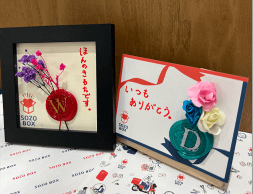 写真:お花とスタンプを添えたメッセージカード