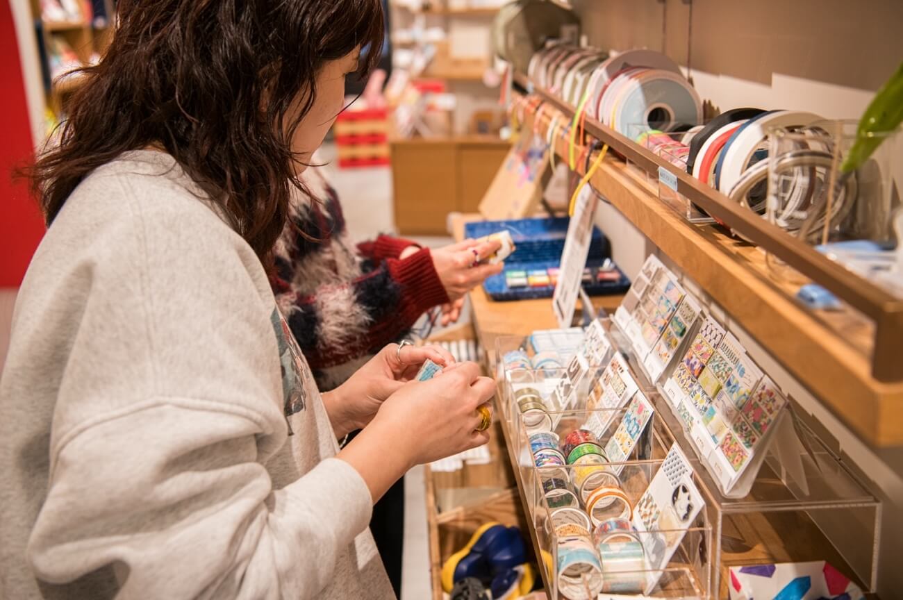 写真:イベントにてコーディネートに使うクラフトグッズを選ぶ様子