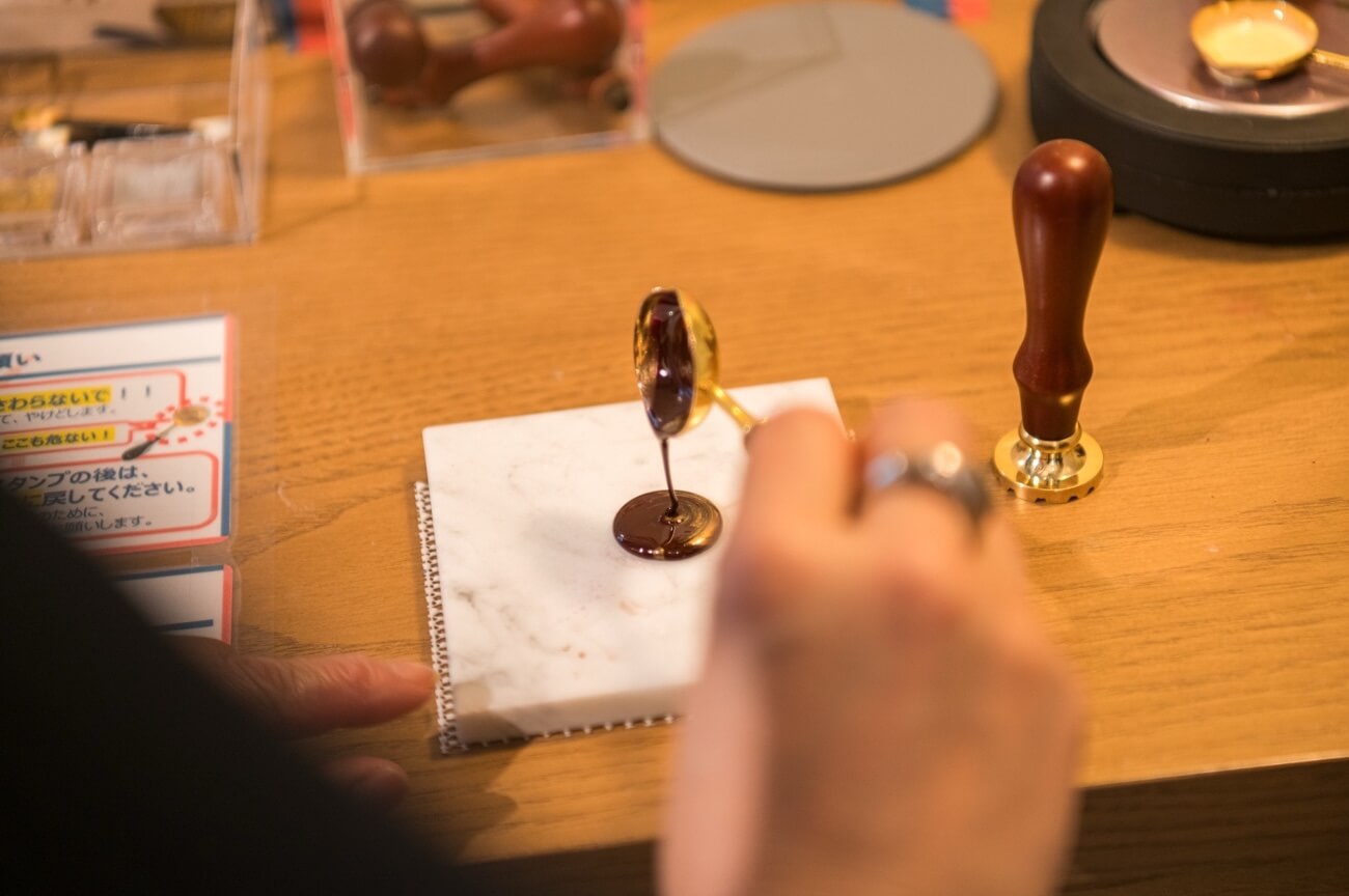 写真:イベントにてシーリングスタンプを使う様子