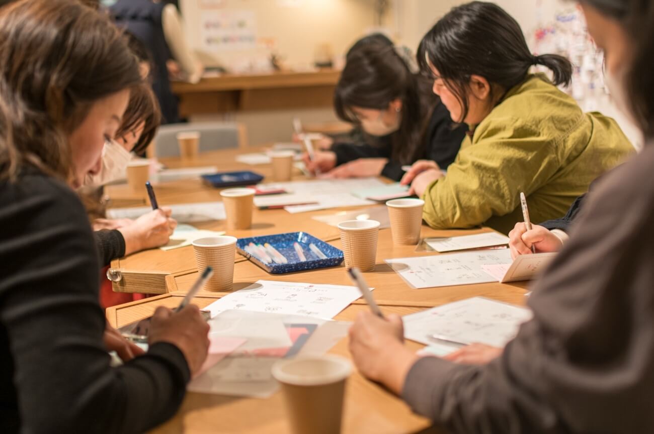 写真:イベントにて参加者が黙々と作業を行う様子