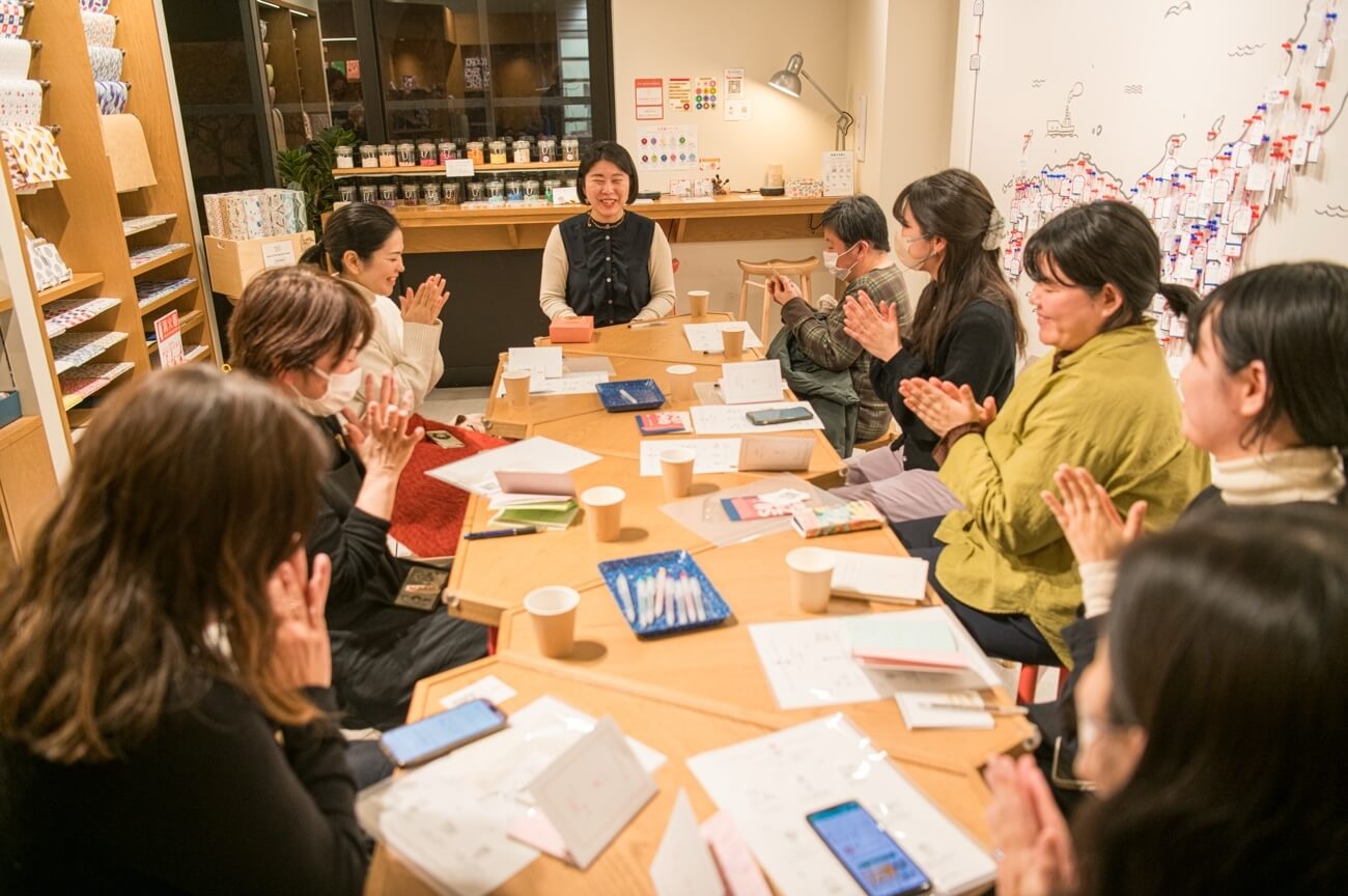 写真:イベントの最後で甲斐さんがメッセージを送り、参加者が拍手をする様子