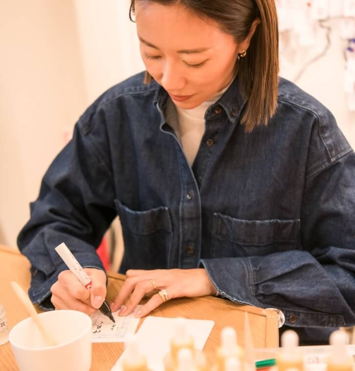 写真:JURIさんがメッセージを書く様子