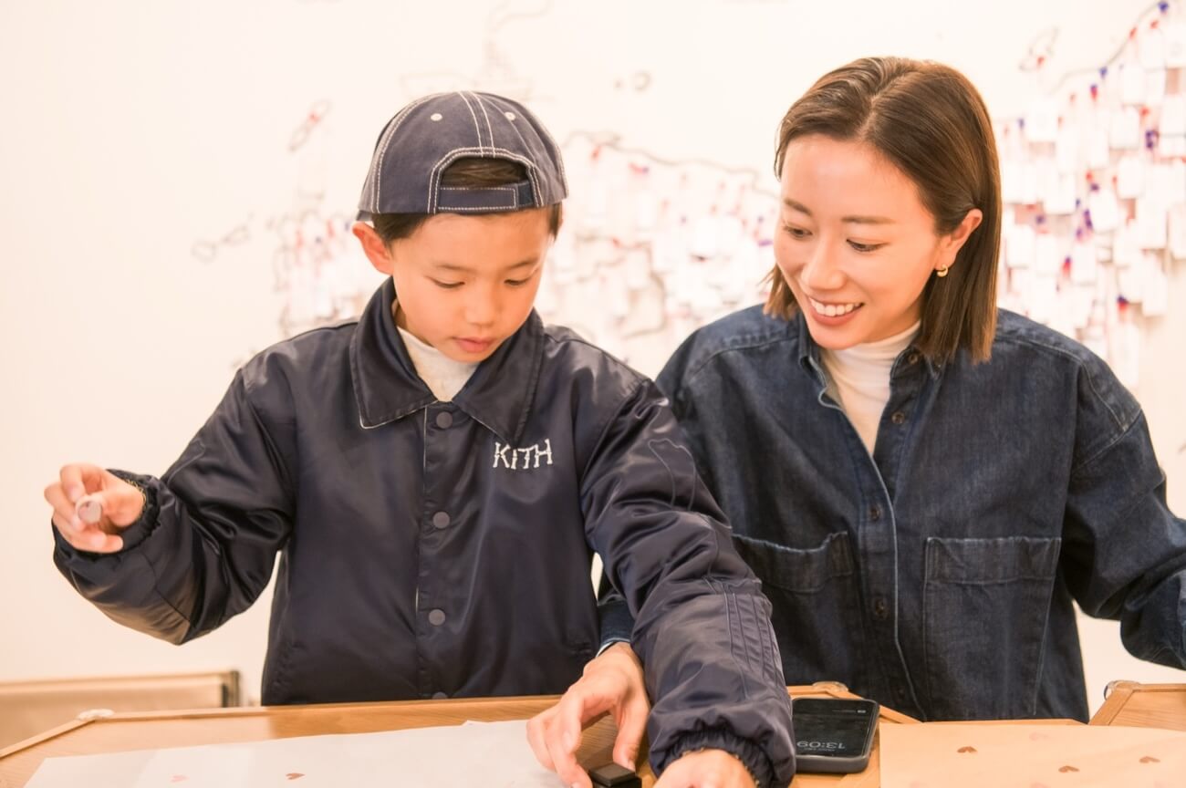 写真:JURIさんが息子さんと一緒に調合体験を楽しむ様子