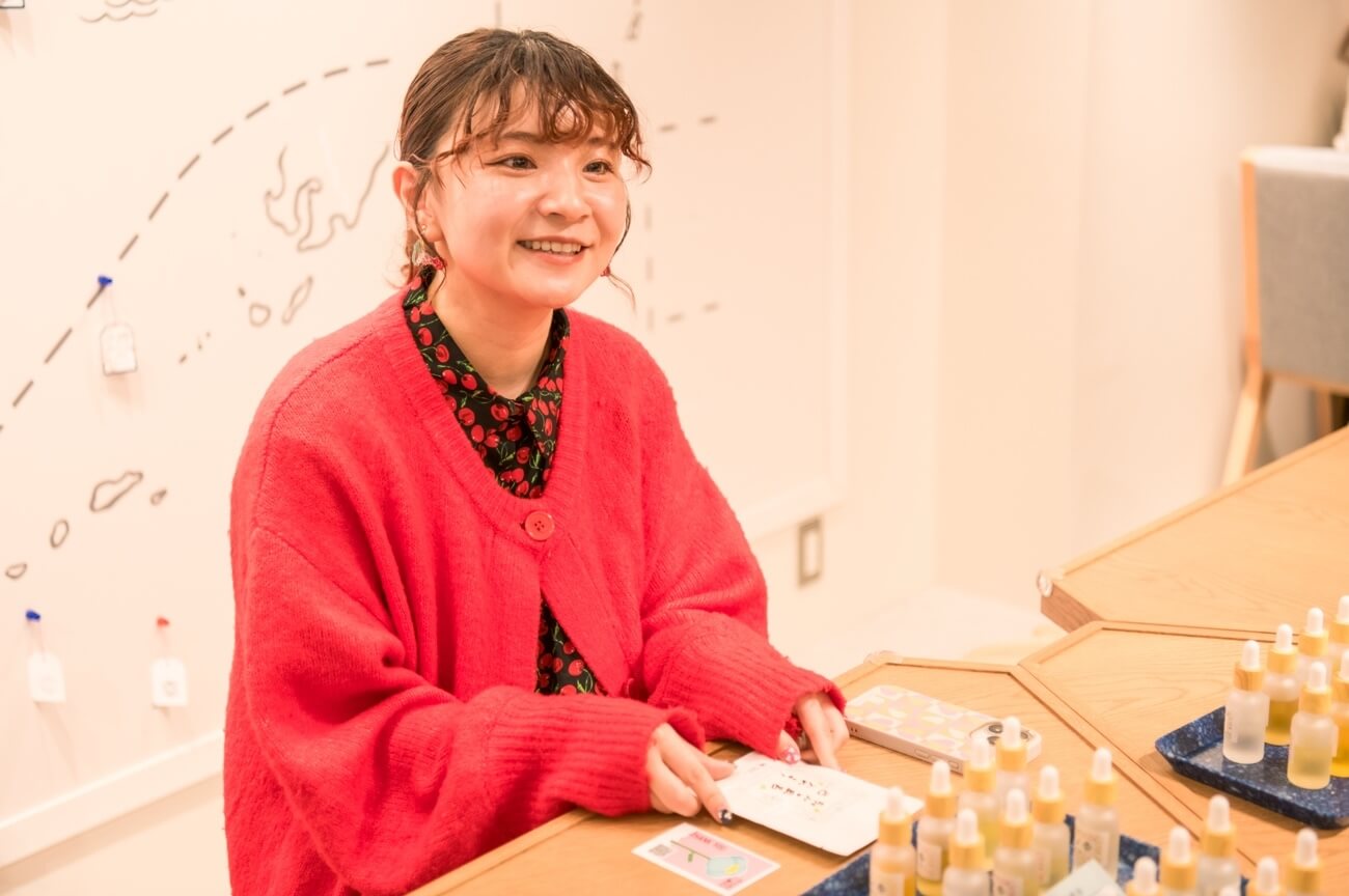 写真:調合体験に取り組むま ち こさん
