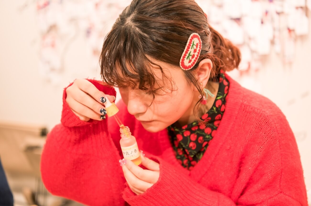 写真:香りを確認するま ち こさん