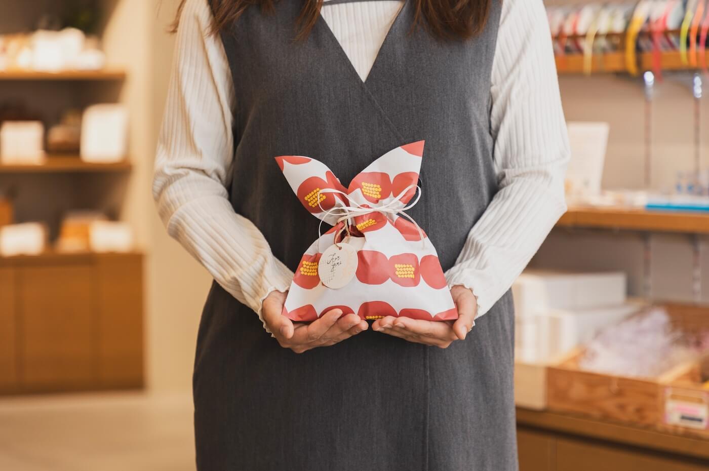 画像：ウサちゃんラッピングを施した商品を手に抱える女性